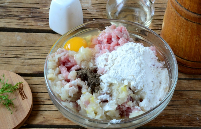 1. Этап. Брамбораки: Смешайте картофель и мясо с луком, добавьте яйца, соль и специи, влейте пиво. В последний момент я решила добавить второе яйцо, чтобы котлетки уж точно не распадались.