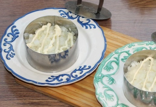 1. Этап. Слоеный салат с авокадо, тунцом, черри: 11. Следующим слоем выкладываем лук + майонез.