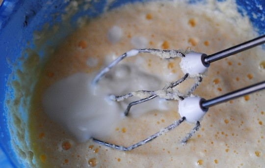 1. Этап. Кекс с клубникой: 2. Продолжая взбивать, введите яйца. Следом влейте йогурт.