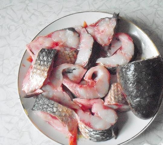 1. Этап. Кефаль под майонезом: 1. Очищаем рыбу, выпотрошим внутренности, жабры удаляем. Кефаль нарезаем ломтиками (ширина приблизительно три сантиметра). Рыбу тщательно промываем. Воде даем стечь.