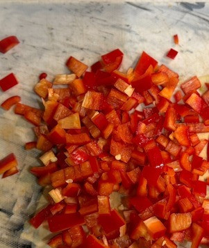 1. Этап. Филе индейки под шубкой: Мелко нарезать болгарский перец