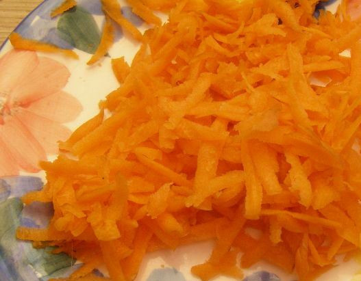 1. Этап. Грибная лапша из сушеных грибов: Морковь натрите на терке.