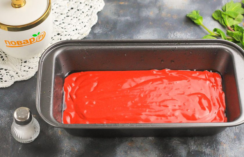 1. Этап. Трайфлы Красный бархат: Сбрызните формы для выпекания растительным маслом и выложите в них тесто. Лучше всего использовать несколько форм, выкладывая в них небольшие части теста — так оно быстрее пропечется и не выгорит.