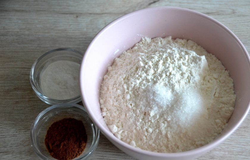 1. Этап. Морковный торт с вишней: Смешайте муку, щепотку соли, ванильный сахар, разрыхлитель и смесь пряностей. Всыпьте в емкость для замешивания теста, взбейте.