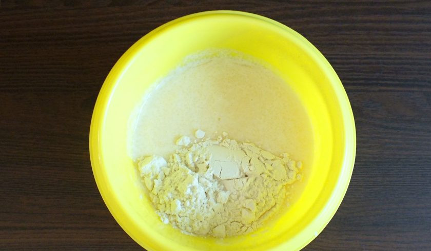 1. Этап. Киш с малиной: Всыпьте 50 грамм муки.