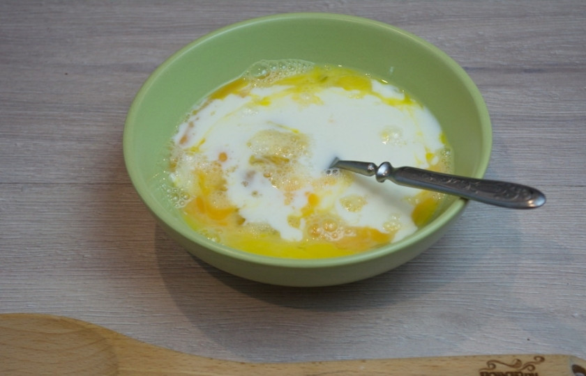 1. Этап. Ачма ленивая из лаваша: 2. В миску к взбитым яйцам добавьте молоко. Можно взять жидкий кефир (1-1,5% жирности), но с молоком ачма будет лучше, нежнее. Итак, взбейте яйца с молоком..