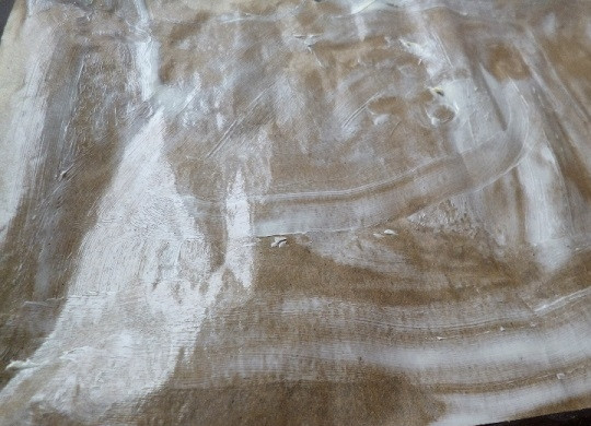 1. Этап. Бисквитные пирожные с кремом: 4. Противень застелите пергаментом и смажьте маслом.