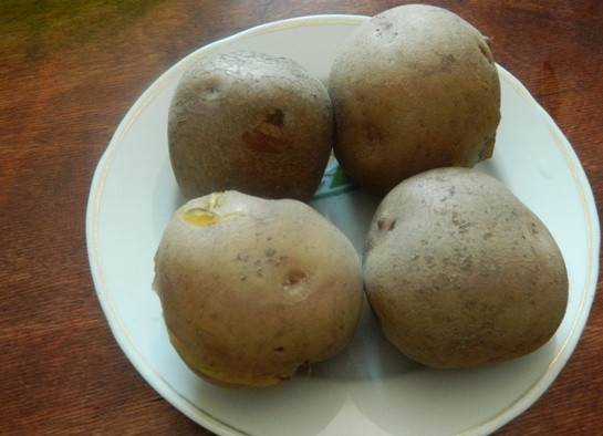 1. Этап. Салат с сельдью по-цёблицки: 1. Картофель необходимо помыть, а затем отварить в кожуре до готовности.