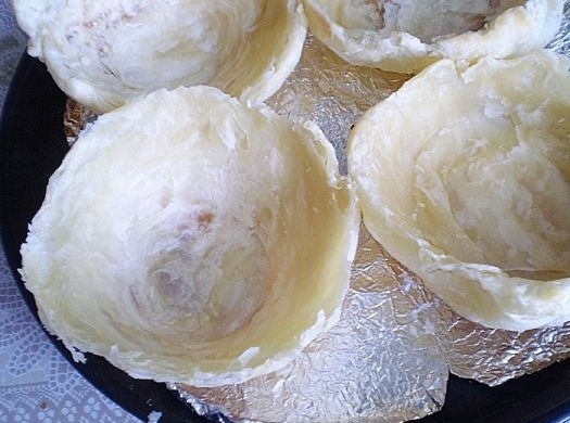 1. Этап. Слойки с рыбой: Достаем из духовки готовые слойки и аккуратно поддевая ножом снимаем их с тарелочек. Получаются вот такие корзиночки из слоеного теста.