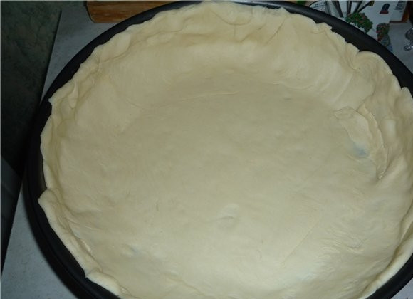 1. Этап. Пирог с мясом из слоеного бездрожжевого теста: Тесто, предварительно размороженное, поделим на две неравные части. Большую часть немного раскатаем и выложим в форму, сделав бортики.