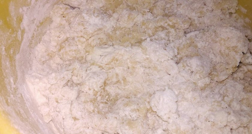 1. Этап. Песочное печенье мягкое: 4. Тесто замешивается быстро, а при необходимости можно добавлять муку. Замешивайте сразу ложкой, а затем на столе руками.