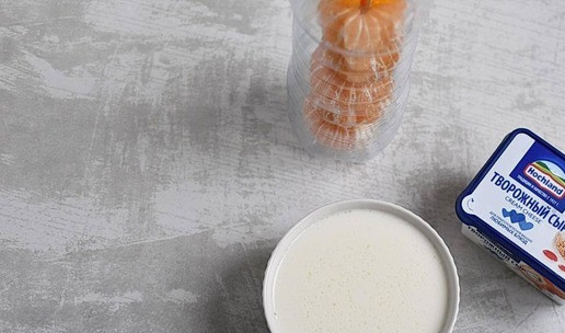 1. Этап. Мандарины в желе «Радость новогодняя»: 3. Приготовьте молочное желе. В подогретом молоке растворите желатин. Добавьте сахар и хорошо размешайте. Ароматизируйте ванилином. Тут кроется третья ошибка…желатина надо побольше. Я брала один пакетик быстрорастворимого эткеровского, 10 г …в итоге желе слишком нежное вышло. Оно вкусное очень, но надо плотнее. Я указала 15 г в итоге. Но можно и 20, наверное. Поэтому смотрите, какой у вас желатин.. Девочки, кто в блюмах разбирается, можете подсказать тут.