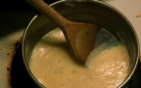 1. Этап. Пирог с лисичками и сыром: 6. Последний этап, который входит в этот простой рецепт пирога с лисичками и сыром - это соус. Для его приготовления необходимо растопить в небольшом сотейнике сливочное масло, всыпать муку и обжарить ее около минутки. Влить тонкой струйкой молоко и всыпать тертый сыр. Добавить по вкусу соль, перец и проварить соус пару минут. Затем взбить яйца в небольшой мисочке и быстро влить в сотейник. Активно перемешать и сразу снять с огня. Выложить в соус грибы.