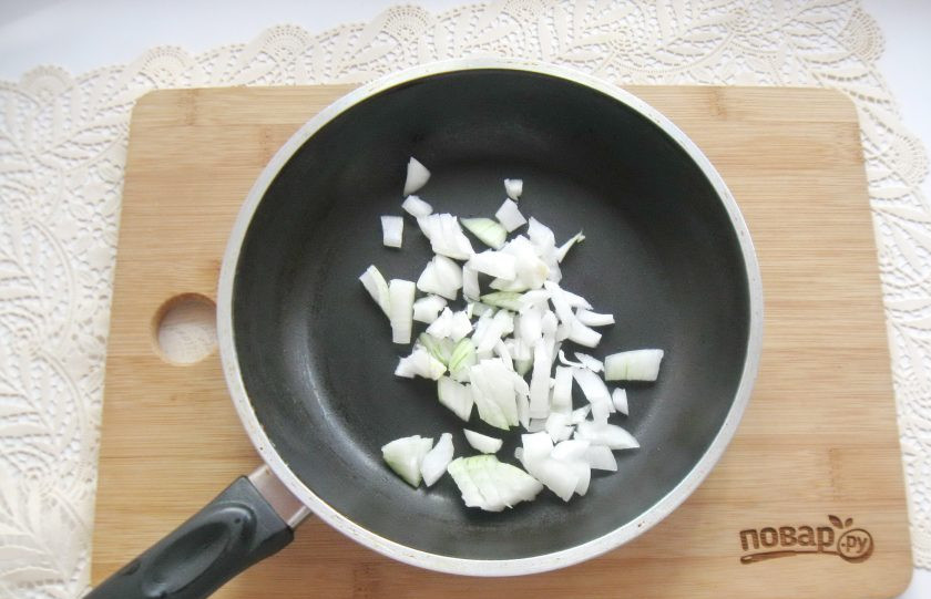 1. Этап. Тыква с грибами: Репчатый лук очистите, помойте и мелко нарежьте. Выложите в сковороду.