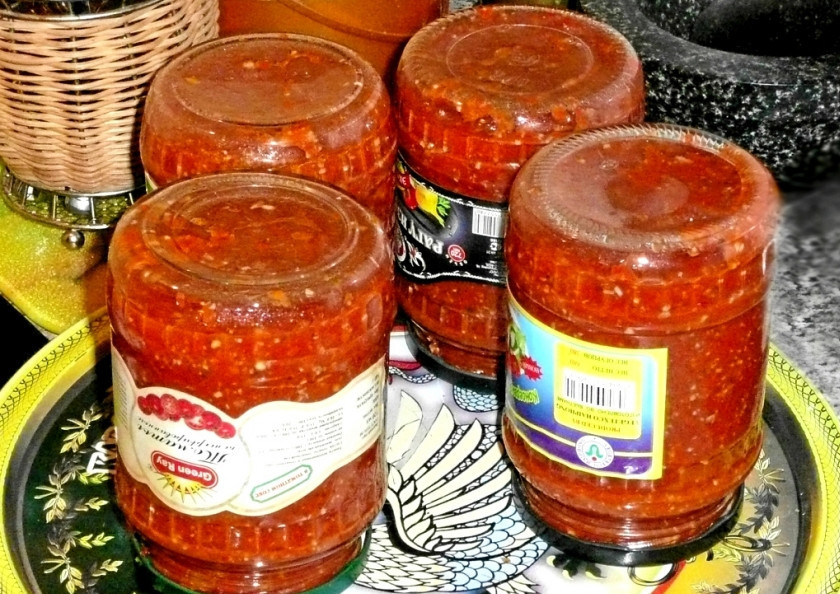 1. Этап. Аджика вареная на зиму из помидоров: Стерилизовать банки с крышками можно как на паровой бане, так и в духовке, просушив их после промывки. Переворачиваем банки вниз крышками, оставляем на сутки. Затем относим в погреб или в холодильник. Там и храним.