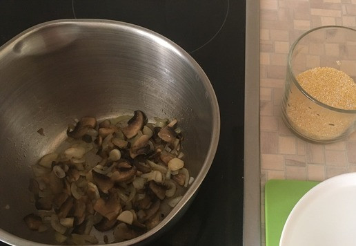 1. Этап. Грибной крем-суп: В сотейнике на растительном масле обжарить лук, чеснок и шампиньоны до мягкости (пару грибочков отложить для украшения), добавить воду, довести до кипения, высыпать поленту и варить 10 минут, помешивая