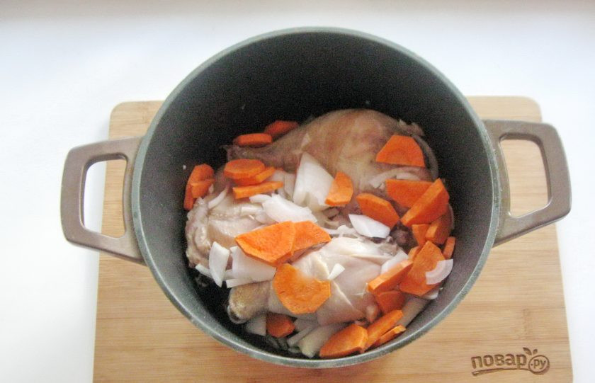 1. Этап. Курица с грибами в казане: Лук и морковь очистите, помойте и нарежьте. Выложите в казан. Поджарьте с курицей, перемешивая 7-8 минут. После налейте 300-350 мл. воды.