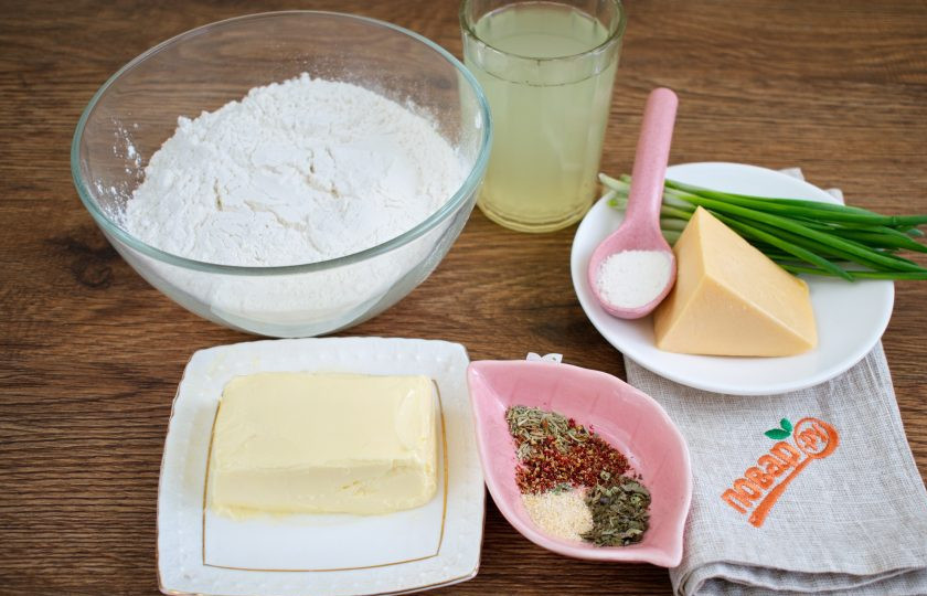 1. Этап. Острое печенье: Сыр натрите на крупной терке, лук вымойте, обсушите.