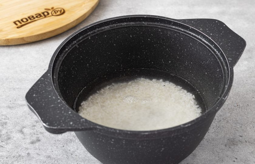 1. Этап. Кутья из риса с изюмом и медом: Переложите рис в кастрюлю, влейте воду и доведите до кипения. Убавьте огонь на минимальный и варите рис 10 минут под крышкой.