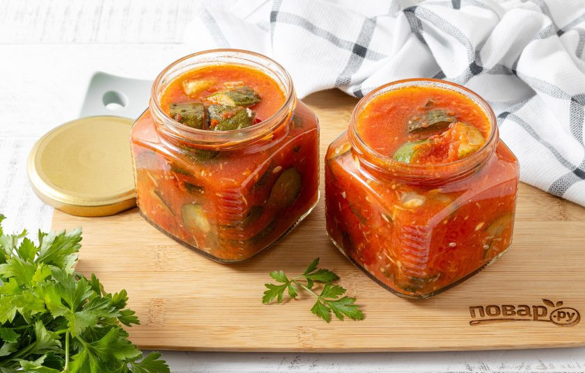 1. Этап. Огуречник: Разложите горячую заготовку по чистым стерилизованным банкам. Закрутите герметично крышки, переверните вверх дном. Укутайте в полотенце и оставьте так до полного остывания.