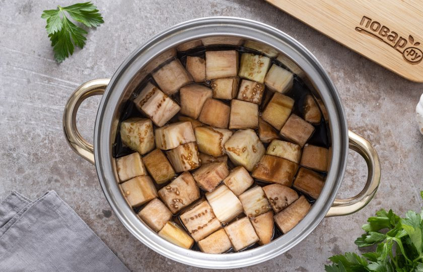 1. Этап. Грибы по-ташкентски: Добавьте баклажаны и отварите в кипящей воде 5-10 минут. Затем откиньте на сито и дайте стечь воде.