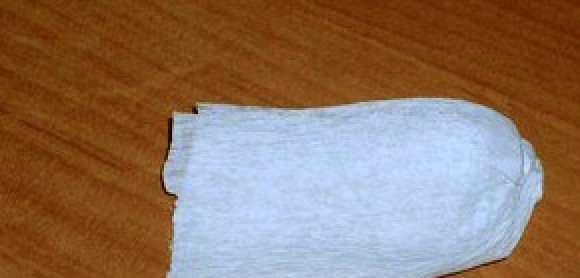 1. Этап. Букет из конфет для девочки: 3. Сгибаем пополам каждый лепесток, и чуть выгибаем наружу, чтоб внутри осталась полость. Из двух-трех таких лепестков, наложенных друг на друга, мы и получим красивую лилию.