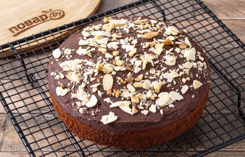 1. Этап. Постный шоколадный кекс: Сверху посыпьте миндальными лепестками или мелко рубленными орехами.