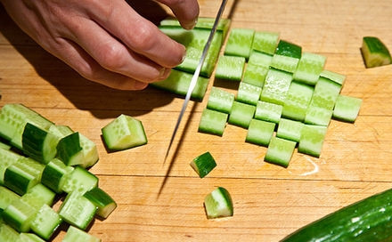 1. Этап. Салат из сладкой кукурузы: 4. Огурцы порезать средними кубиками.