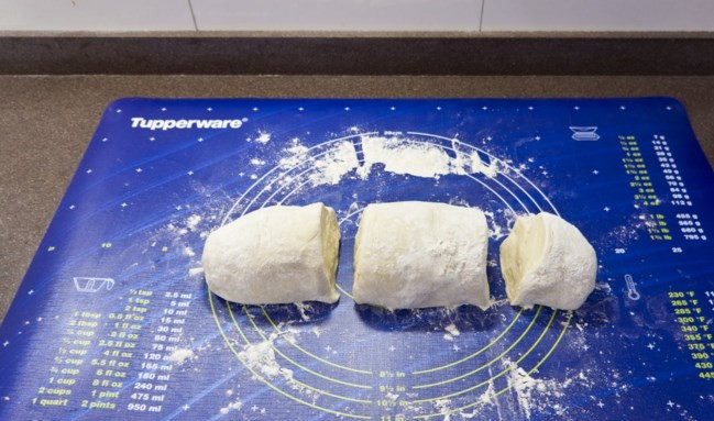 1. Этап. Тесто для итальянской пиццы: Разделите тесто на несколько частей (мне такого объема хватает на парочку форм).