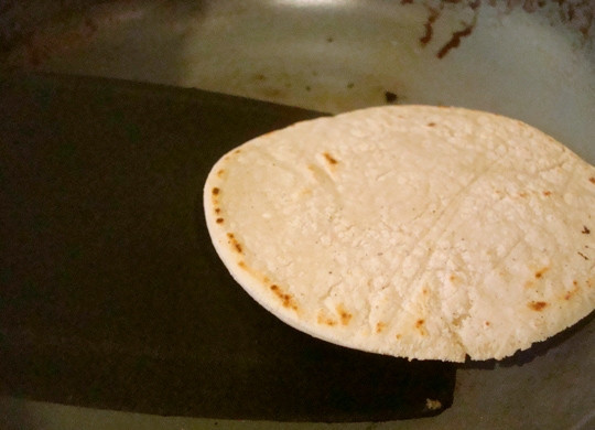 1. Этап. Мексиканское тако: 7. Выложите на сухую сковороду и обжарьте на среднем огне до румяности с двух сторон.