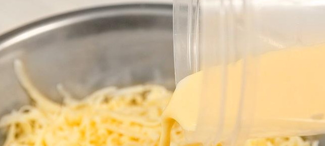 1. Этап. Пирог из армянского лаваша: Сыр переместите в широкую миску, залейте полученной смесью и перемешайте.