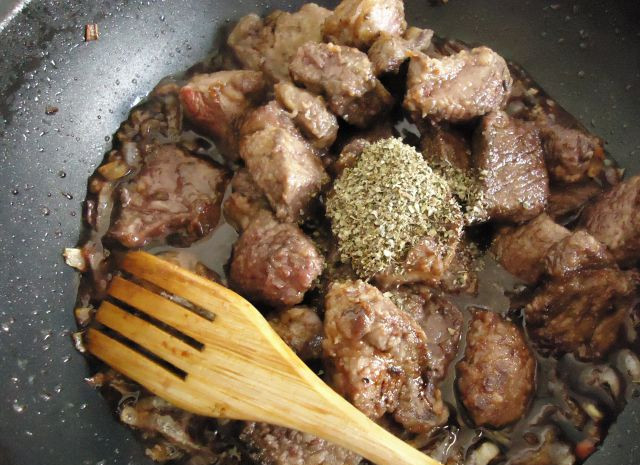 1. Этап. Сочная говядина на сковороде: Затем верните мясо на сковороду, добавьте вино и специи, перемешайте и тушите на медленном огне 1,5 часа.