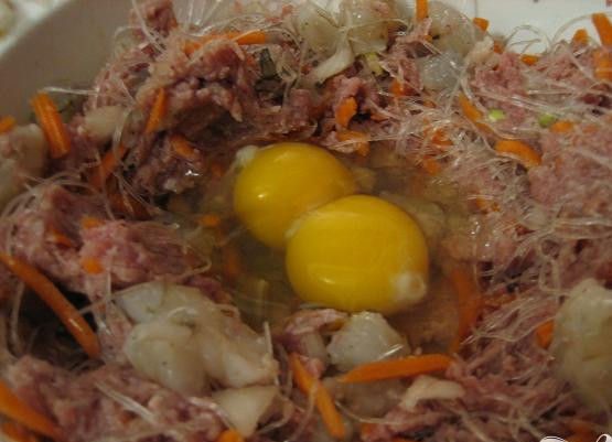 1. Этап. Блины с начинкой: 2. Сделайте маленькую дырку посередине, вбейте туда два яйца, добавьте соль и перец, хорошенько перемешайте.