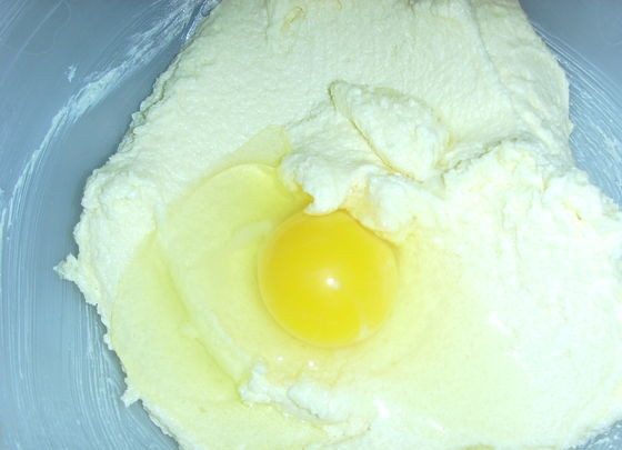 1. Этап. Овсяное печенье Английский поцелуй: 2. Взбивайте содержимое до образования пушистой массы, не ждите растворения сахарных крупинок. Вбейте куриное яйцо и размешайте.