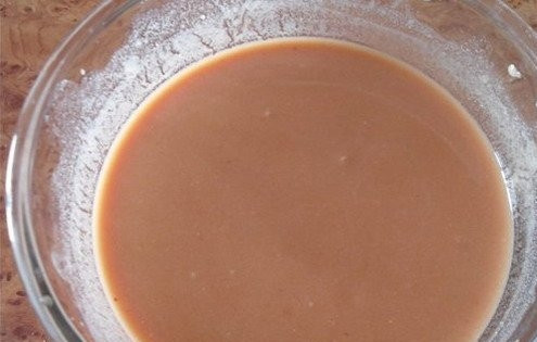 1. Этап. Тефтели из курицы в духовке: В миске смешать томатную пасту, сметану, соль, перец. Добавить кипяченую воду. Хорошо размешать.