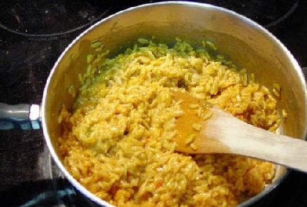 1. Этап. Фахитас с курицей: Пока готовятся куриные грудки готовим гарнир из риса.