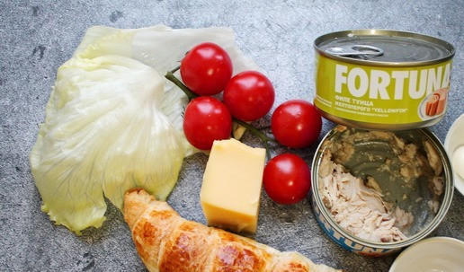 1. Этап. Закусочные круассаны с тунцом: Подготовьте все необходимые ингредиенты для приготовления закусочных круассанов с тунцом. Черри и листья салата сполосните и обсушите.