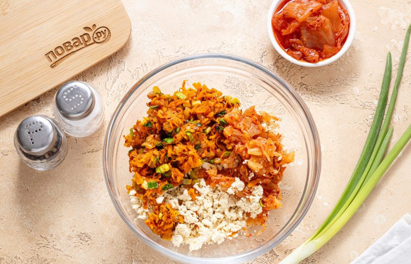 1. Этап. Пельмени с тофу и кимчи: Соедините жареные овощи с кимчи и тофу, посолите и поперчите по вкусу начинку.