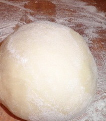 1. Этап. Манты в пароварке: 2. Займемся тестом. Смешаем яйцо, соль и воду. Когда соль растворится, - всыпаем небольшими порциями муку, постоянно помешивая. Тесто должно быть эластичным, но плотным. Оставим постоять в холодильнике.