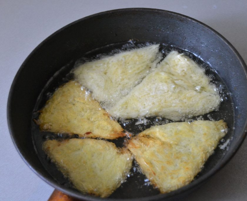 1. Этап. Хашбраун как в Макдональдсе: Хорошо разогрейте растительное масло и обжарьте хашбрауны с обеих сторон.