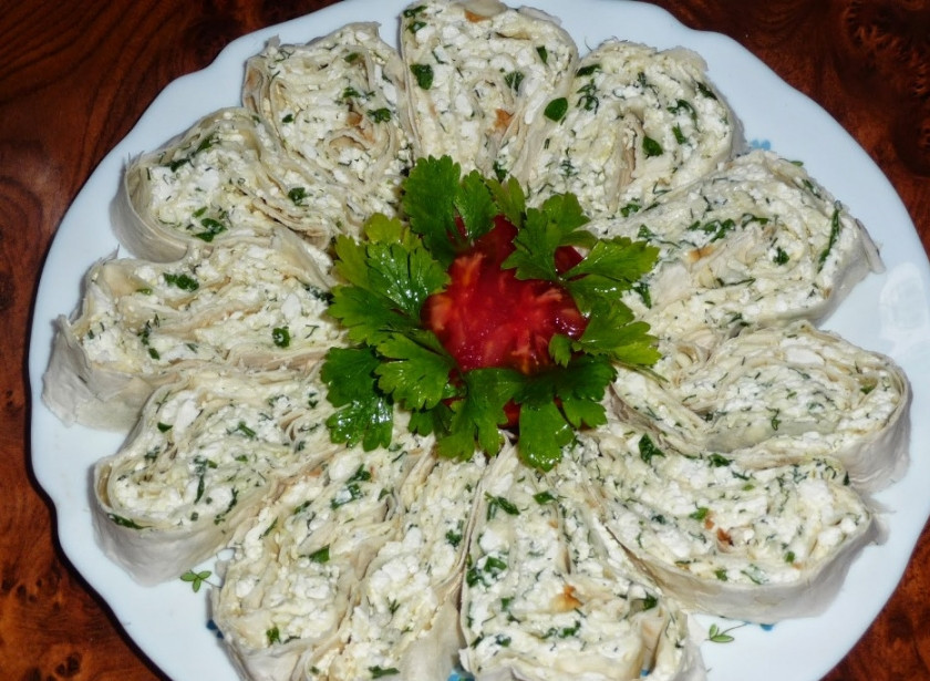 1. Этап. Лаваш с начинкой из творога и зелени: 5. Хорошо, если лаваш с начинкой из творога и зелени немного постоит в холодильнике - так он лучше пропитается.