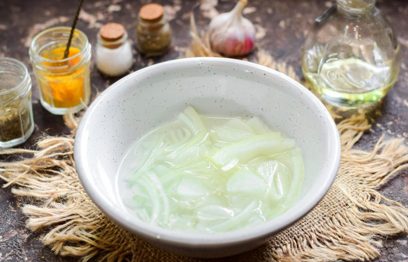 1. Этап. Салат из копченой рыбы с луком: Лук очистите и нарежьте соломкой, переложите лук в миску, влейте воду и уксус. Маринуйте лук 10 минут.