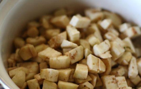 1. Этап. Суп из баклажанов: Баклажаны хорошенько отжать от выделившейся и добавить в кастрюлю.