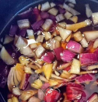 1. Этап. Теплый салат из помидоров, моцареллы и орегано: В небольшой кастрюле соединить бальзамик, воду, одну чайную ложку соли и сахар. Постоянно помешивая, довести смесь до кипения. Снять с плиты, добавить мелко нарезанный лук и отложить в сторону для маринования.