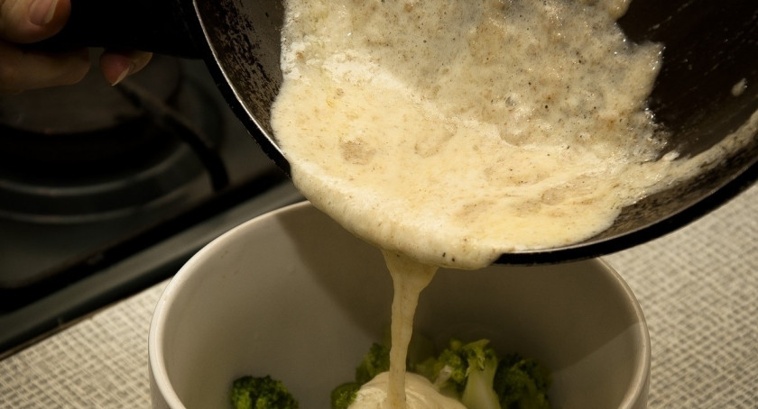 1. Этап. Брокколи с сыром в горшочке: 3. На дно горшочка выкладываем измельченный чеснок и тертый сыр, затем - брокколи, и затем все это заливаем соусом. По желанию можно оставить немного сыра, чтоб посыпать блюдо сверху.