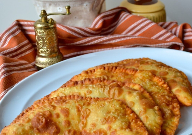 1. Этап. Чебуреки на заварном тесте: 12. Подавайте чебуреки сразу после приготовления, пока они еще горячие и хрустящие. Приятного аппетита!