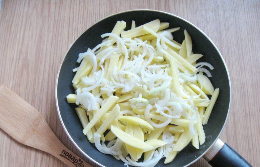 1. Этап. Картошка жареная с луком и чесноком: Репчатый лук очистите, помойте и нарежьте полукольцами. Добавьте в сковороду с картофелем.