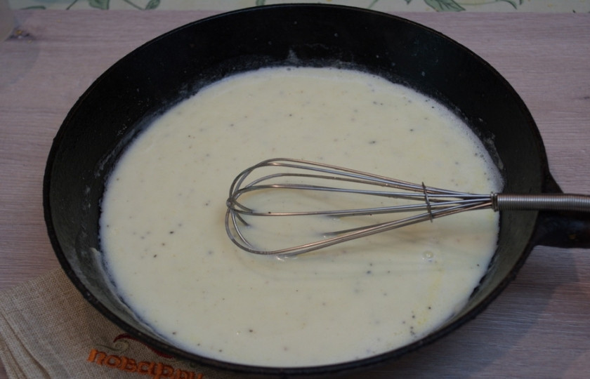 1. Этап. Котлеты под соусом Бешамель: Влейте в сковороду сливки. У меня сливки 10% жирности. Быстро смешайте их с мучной смесью. Мука разойдется в сливках. Дайте массе закипеть. Добавьте в соус 