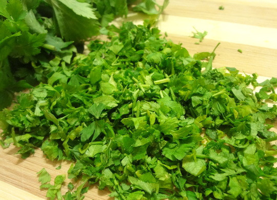 1. Этап. Плавленый сыр с начинкой: Зелень моем, подсушиваем полотенцем, чтобы удалить лишнюю влагу и мелко рубим.