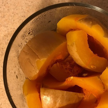 1. Этап. Булочки-кролики с яблочным пюре: 4. Делаем пюре из тыквы с помощью блендера или вилкой.